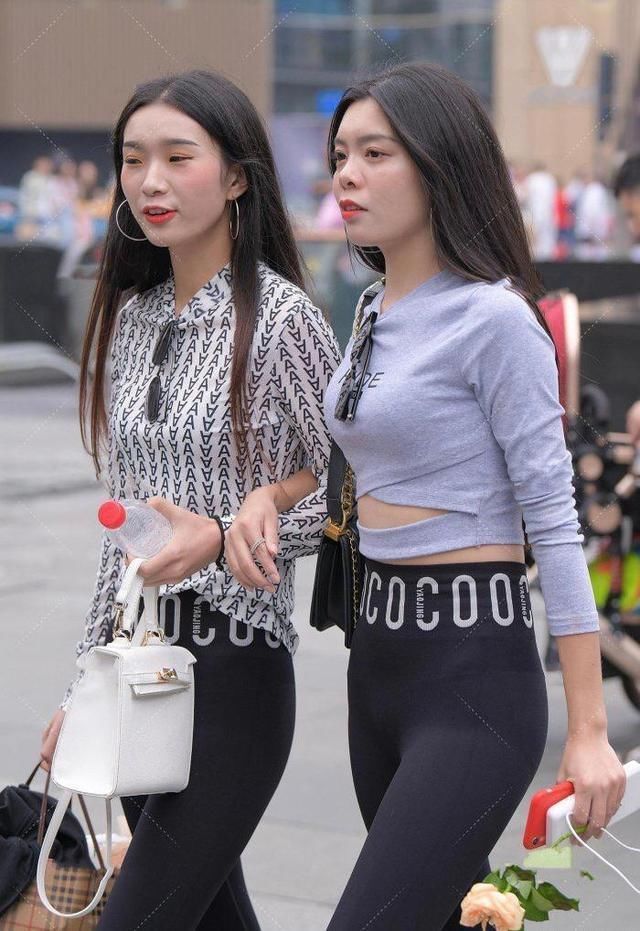 舒适感|两位小姐姐穿搭紧身运动裤的不同风格，束腰上衣显腿长更有“气质”