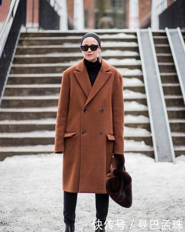 女人|50+的女人冬天怎么穿才时尚?大衣+高领衫,谁见都夸洋气