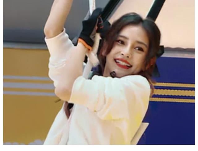 bbaby以為沒(méi)有鏡頭，轉(zhuǎn)換自己的“坐姿”，暴露出真實(shí)的腿長(zhǎng)