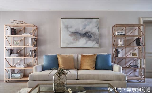 芒果|美式轻奢案例分享：客厅芒果黄色沙发、开放式厨房，全铜灯精致