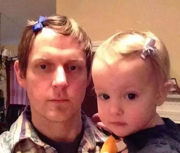 乐乐爸|宝爸带娃去拿快递,回来却是孩子扛着快递,妈妈看到后哭笑不得