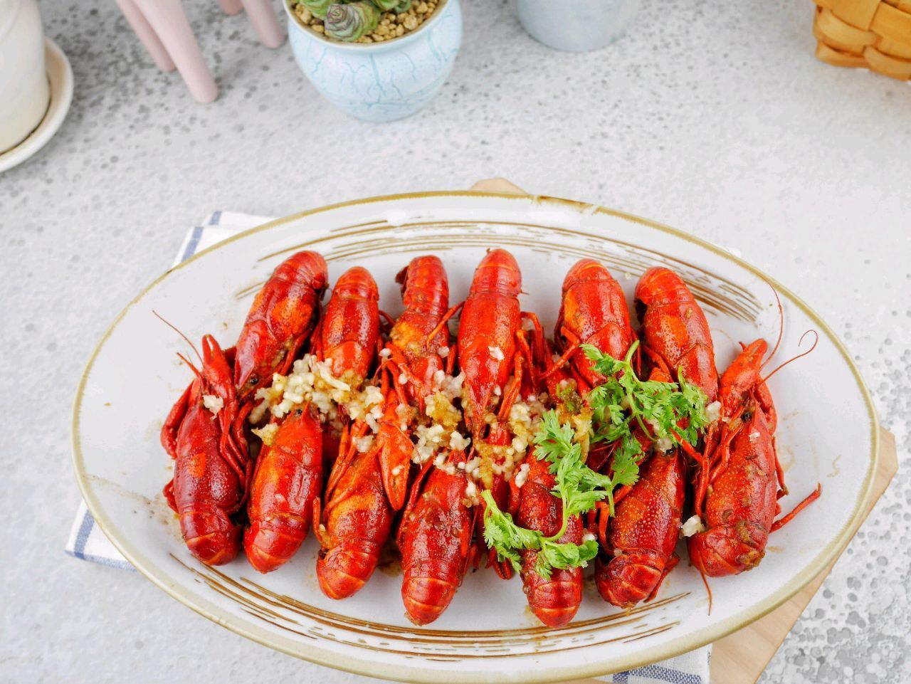 买回来2斤小龙虾，做成蒜蓉口味的，香味浓郁真好吃！