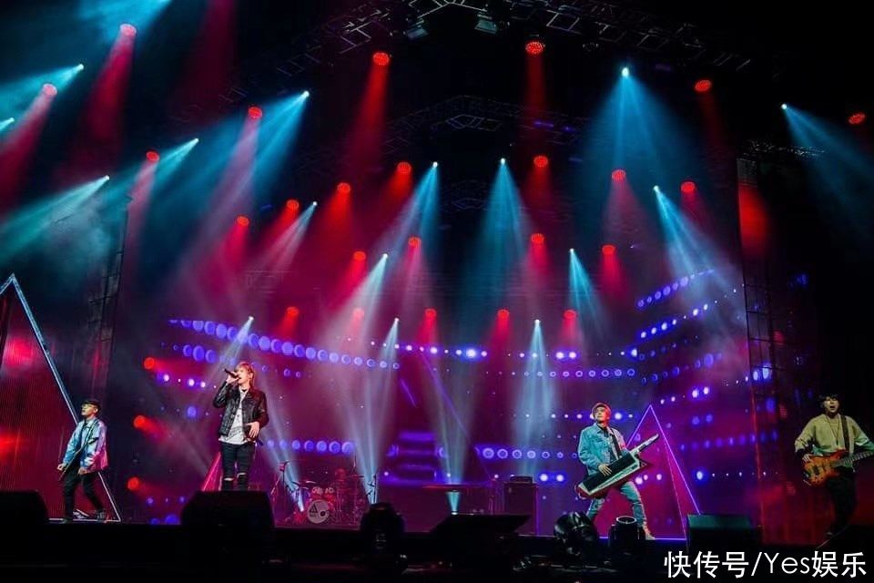 八三夭压轴第16届《KKBOX风云榜》颁奖典礼，与最强现代舞Dancers跨界演出