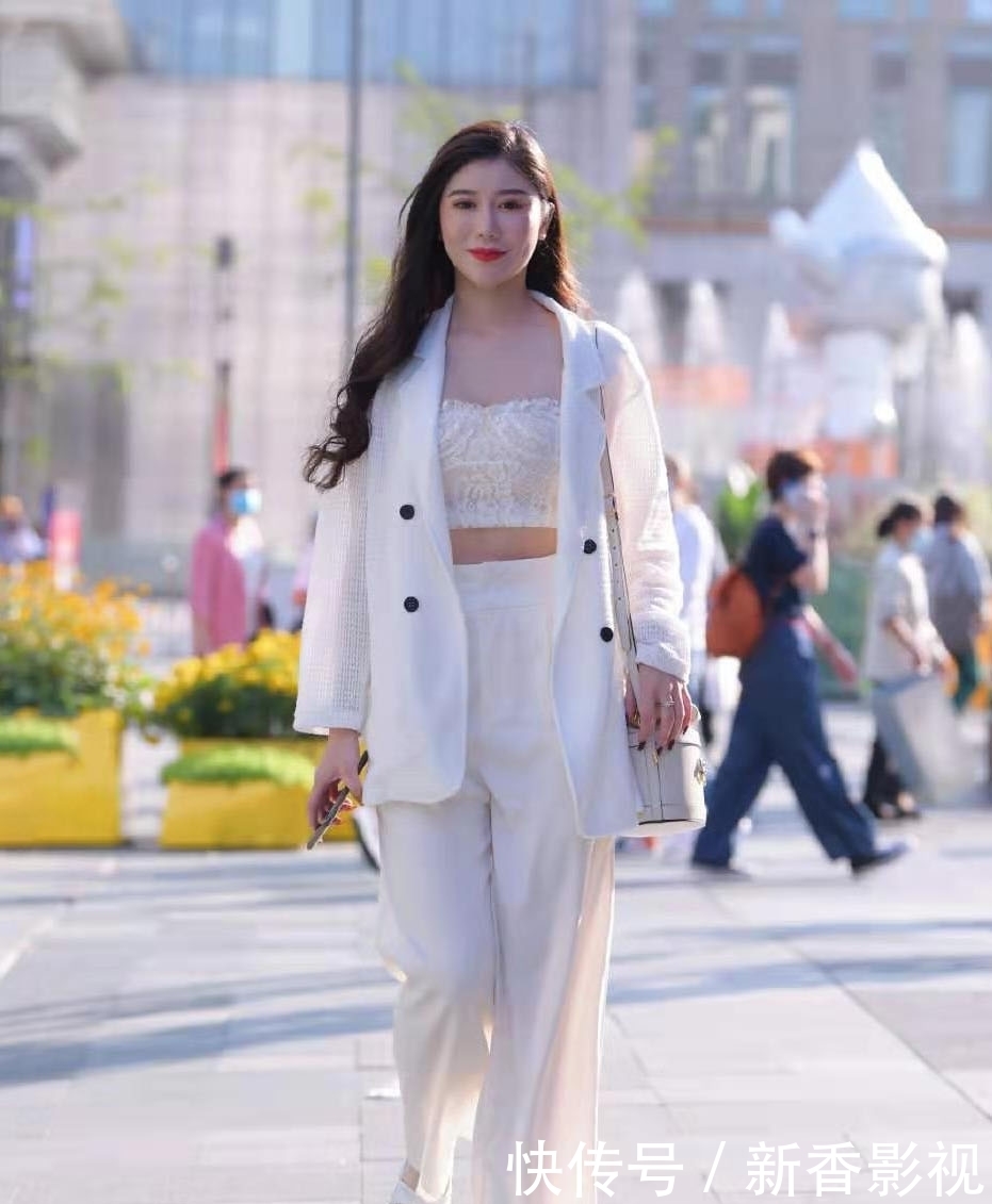 这套白色系搭配太高级了!西装+小短衫+休闲裤,时髦又显女人味