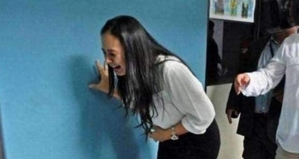 孩子|孩子出生一个月不幸夭折,手里紧紧握着的东西,让人们看了···