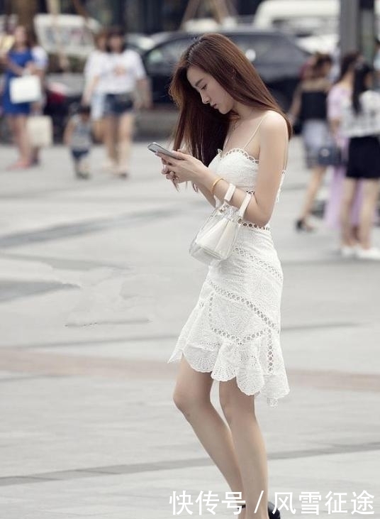 肤白|街拍:肤白貌美身材好的小姐姐,一袭白色蕾丝吊带裙尽显温柔妩媚