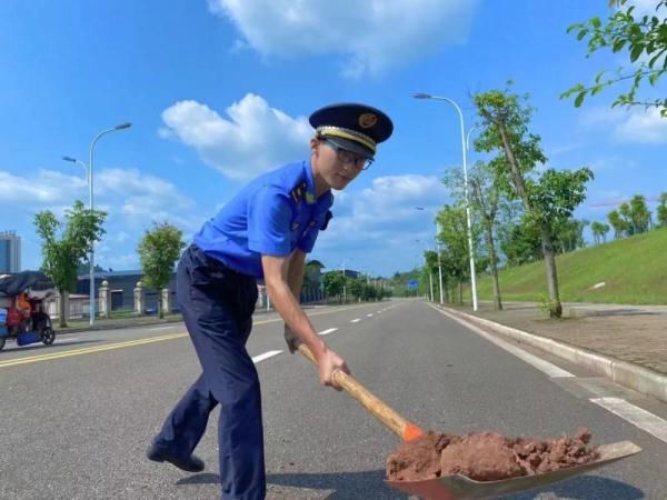 北碚区城市管理局|迎战高温“烤”验，定格重庆城市管理人最“燃”身影