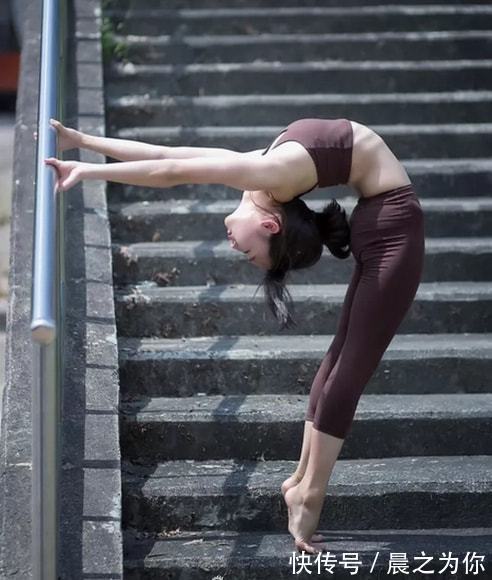 动作|瑜伽美女展示身体柔韧性,3个动作,让身体变柔软