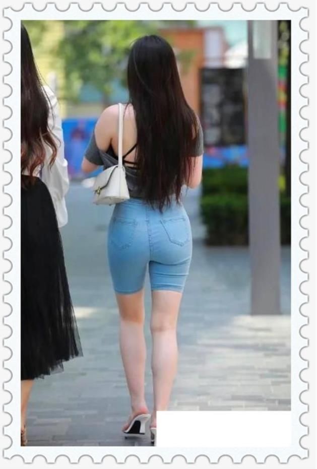 弹力|美女一副好身材,五分弹力紧身牛仔裤,背影尤其美
