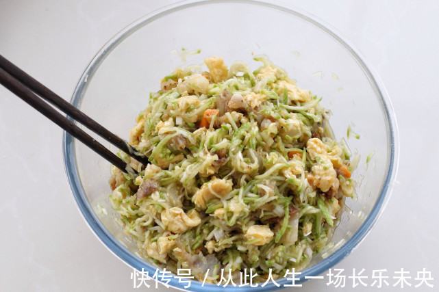 不揉面不发酵，用饺子皮做水煎包，皮薄馅大倍儿鲜美，当早餐正好