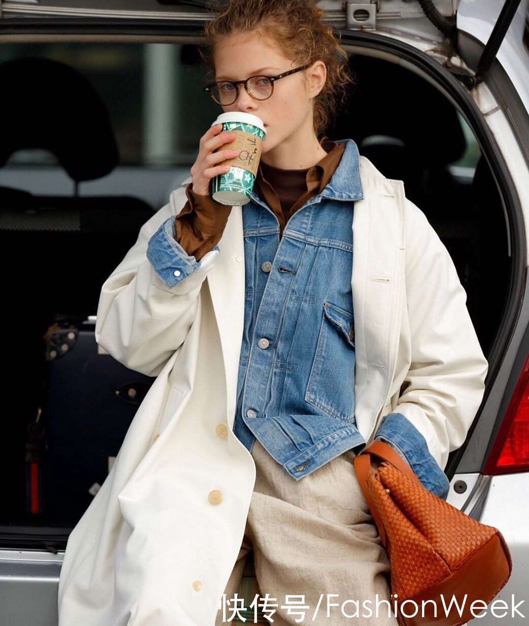 和秋冬超配的大地色，时髦典雅的穿搭，尽显优雅女人魅力