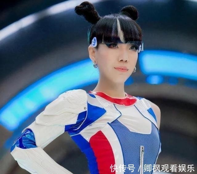 走红 她走红后就膨胀,穿袜子要4个人伺候,从上亿代言费沦落县城卖唱