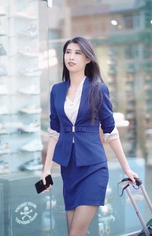荷叶装|街拍：气质型的小姐姐，蓝色小西装搭配包臀裙，轻轻一笑太迷人