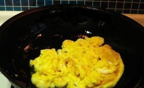 后厨老师傅：炒鸡蛋时，很多人跳过了“这一步”，难怪鸡蛋不好吃