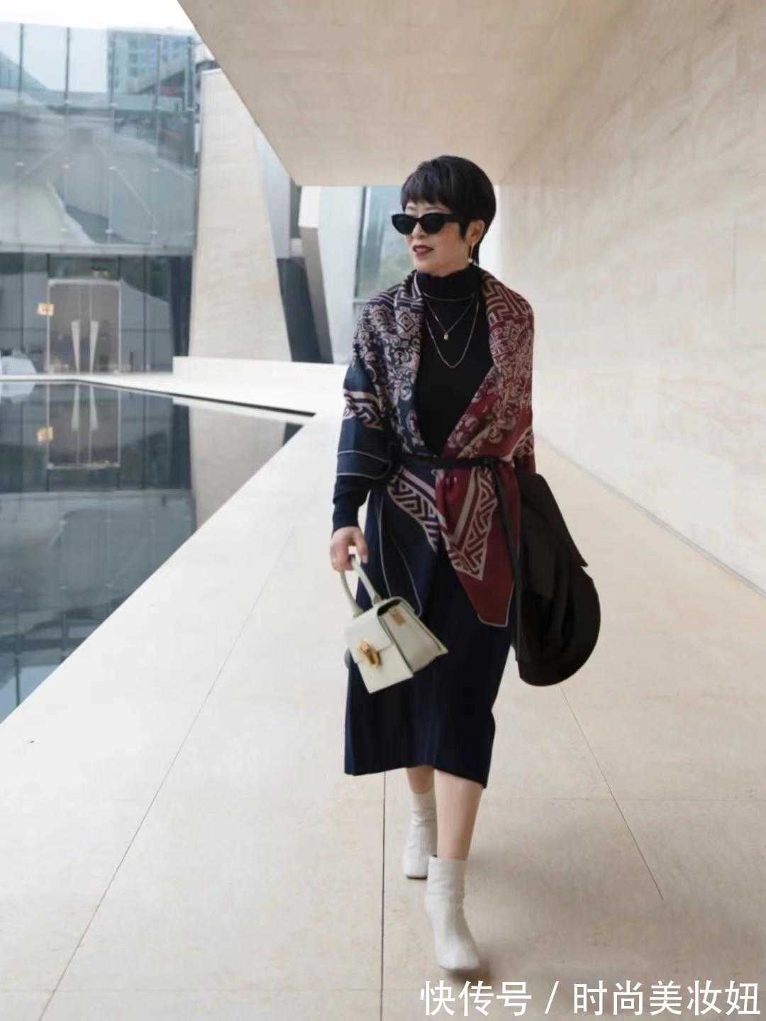 中年女人 真正懂打扮的中年女人,少不了一条“丝巾”,提升气质又洋气