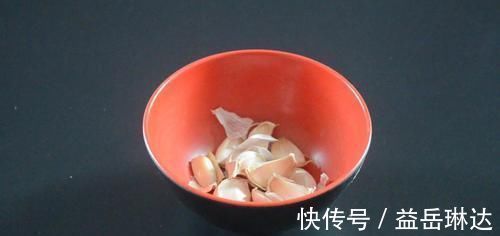 剥大蒜别再用刀拍了,只需借助它,快速又不伤手,方法太棒了