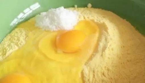 家里有玉米面一定要学做它，不用烤箱，咬一口直掉渣，太香了