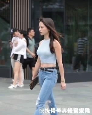 牛仔裤|修身背心搭配牛仔裤,时尚又奢华,彰显女人的独特魅力