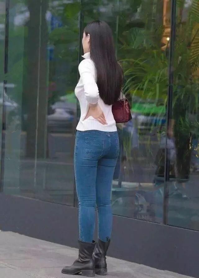 又带火了一种穿法,“牛仔裤+半筒靴”,时髦又修身,太值了