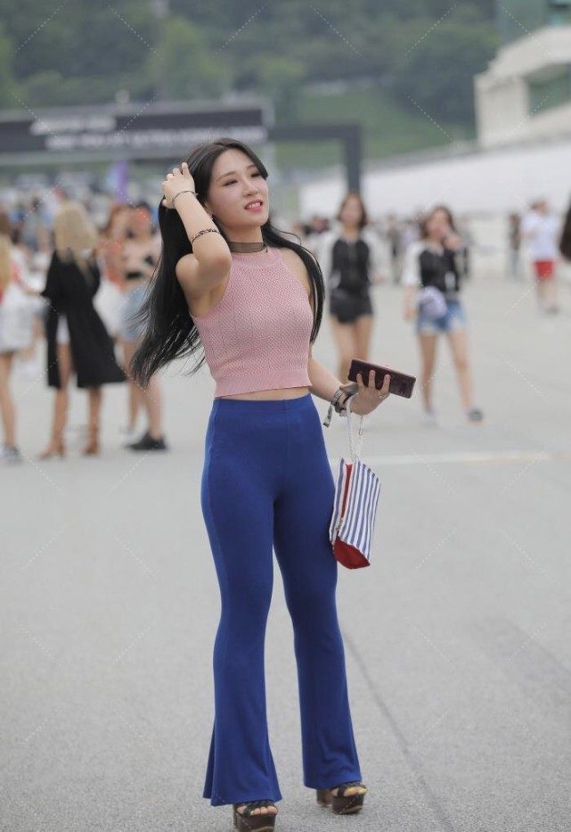 高跟鞋 运动风喇叭裤显腿长,搭配粉色上衣减龄同时突出优雅高贵的气质