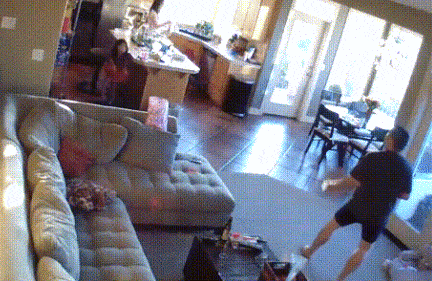 |搞笑GIF:买个儿童玩具用不着这么激动吧