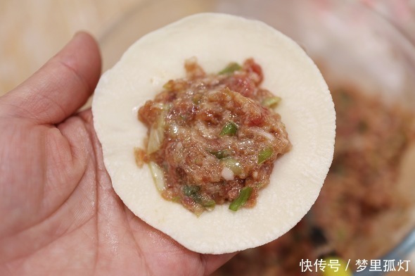 萝卜包饺子，直接包还是先焯水？多数错在这一步，难怪没有萝卜味