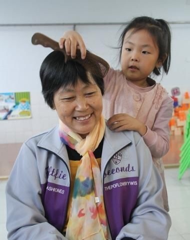 宝宝|喂完娃妈妈抢时间吃饭,回头看到宝宝的眼神,宝妈:再累也值得