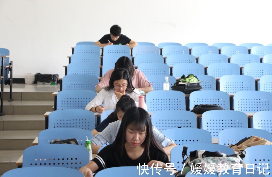 考上|“新兴啃老”正在蔓延,父母未察觉还引以为傲,以为孩子很上进