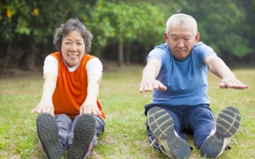 疾病|人老”腿“先衰，腿部会出现4个信号，或是疾病“报到”，莫忽视