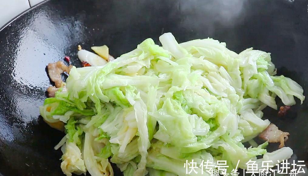 白菜炖豆腐,先炒白菜还是先炒豆腐?大厨教你正确做法,涨知识了