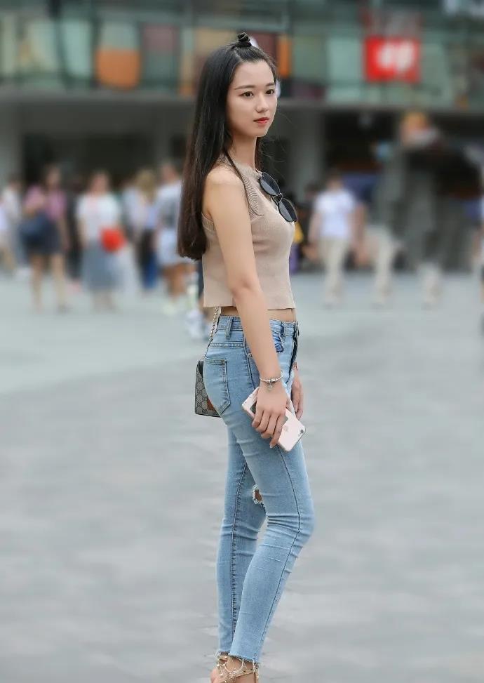 小蛮腰|无袖款T恤,与修身长牛仔裤搭配,时髦有型韵味十足