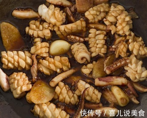 鱿鱼这么做最简单，开胃解馋又下饭，米饭遇上它有多少都不够吃！