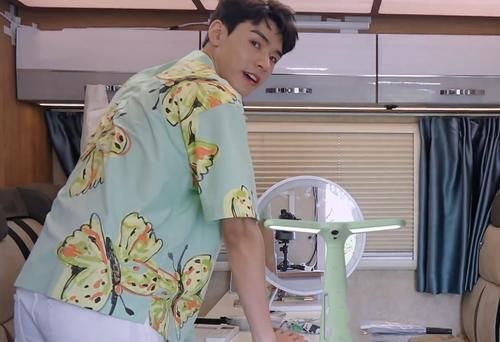 同樣穿花襯衫,黃曉明對檀健次龔俊評價褒貶不一,不紅就是悲哀