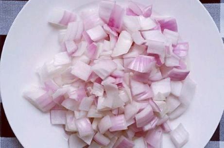  不用一滴水的烧鸡，腌30分钟扔进电饭锅，喷香软烂肉嫩还多汁