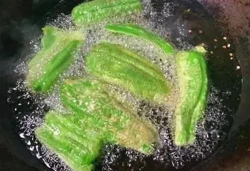 做虎皮青椒,不要直接用油炸多加这一步,个个起虎皮~