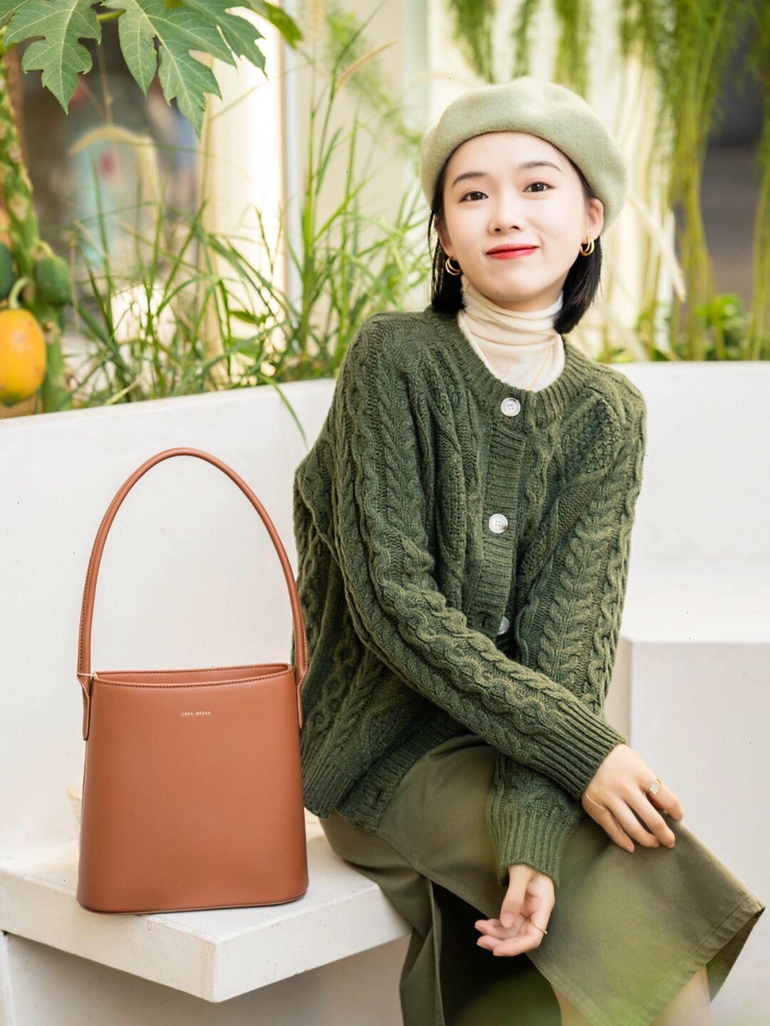 半身裙|天气回暖该怎么穿出氛围感?米色卫衣+黑色半身裙,清纯又不失个性