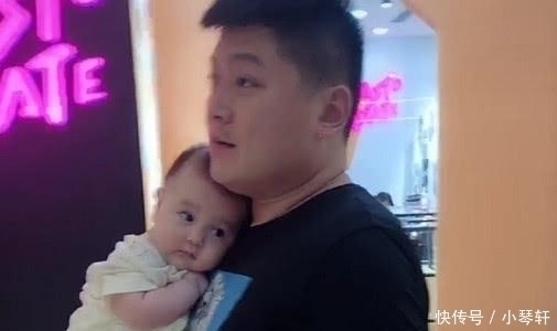抱娃|奶爸“小鸟依人”式抱娃火了,这是我见过最豪华的“移动软卧”了