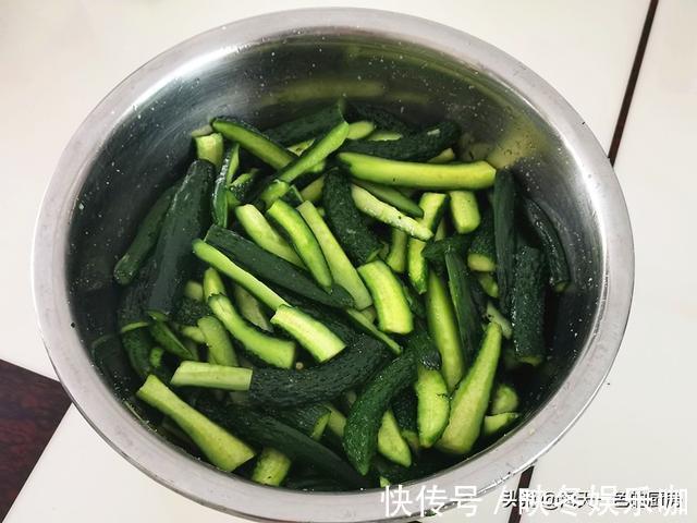 酱黄瓜|每年冬天,我家都用这个方法腌黄瓜,脆嫩爽口,佐粥下饭真好吃