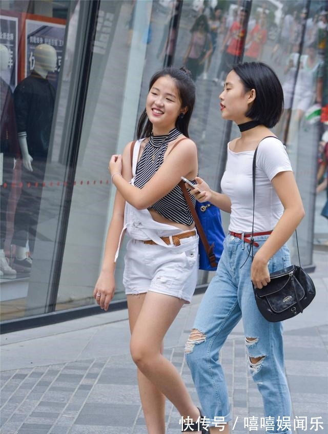 牛仔|如果喜欢牛仔,和闺蜜一起逛街,你会选择牛仔裤还是背带短裤!