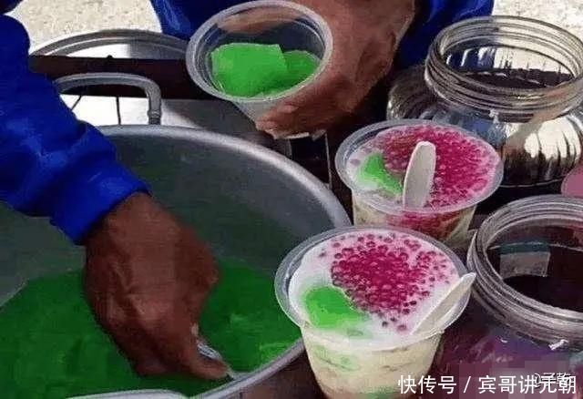 到印度旅游，中国姑娘买了一根冰棍，导游大喊立即扔掉不能吃