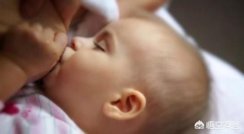 喝奶|宝宝半夜总被惊醒，只要醒来就要哭着喝奶才能再入睡，是怎么回事呢？