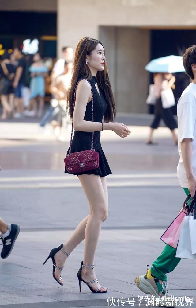 银色|美女搭配上一双银色的高跟鞋,带着高贵,气质显得更加的优雅