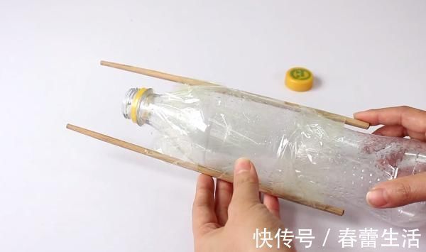 塑料瓶上绑2根筷子,解决了家家户户的困扰,在家做10个都不够