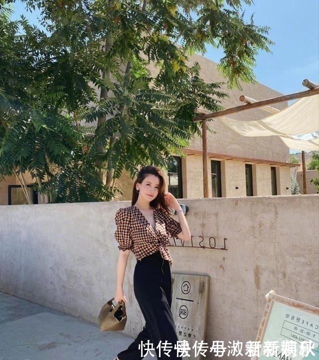 高雅|简洁高雅的白色连衣裙,很显美女清新甜美的感觉