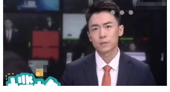 故障|一脸懵?网传电台新闻联播,疑提词器出现故障,主持人狂按遥控器