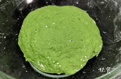 春天濕氣重，做饅頭用這碗“草汁”來(lái)和面，清香翠綠，好吃還養(yǎng)人