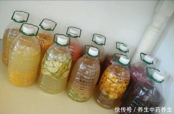 家里常扔的一种“皮”,水里泡一泡,浇花响当当,叶片肥壮花儿旺!