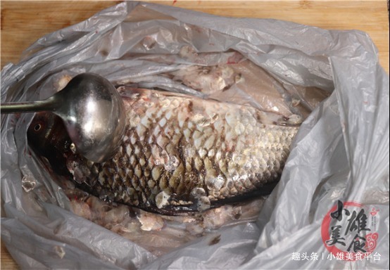 刮鱼鳞别再只用刀，一个塑料袋快速搞定，刮得又快又干净，实用