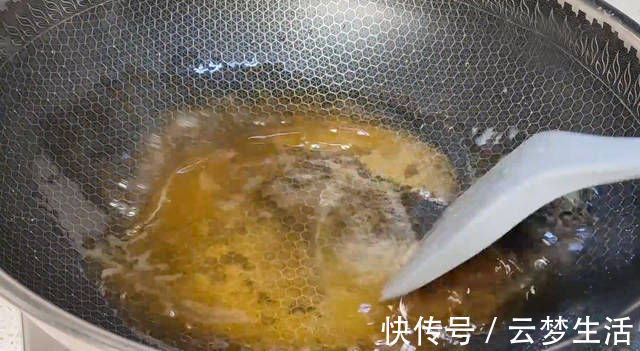 1碗面2个鸡蛋,教你在家自制沙琪玛,简单易学,吃起来香酥绵软