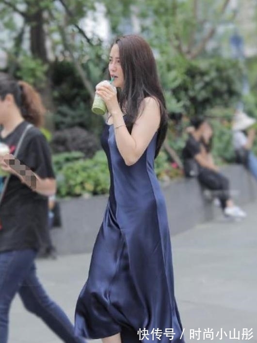 时尚 外面风这么大,妹子穿着这么丝滑的裙子外出很危险吧